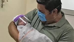 Dan de alta al primer bebé de una madre infectada con coronavirus: ella falleció tras el parto