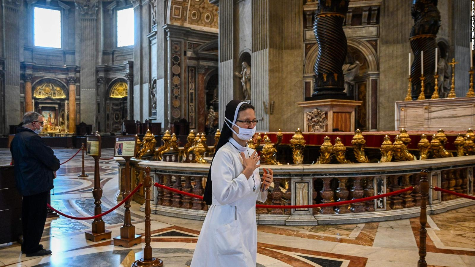 La basílica de San Pedro reabre y los italianos vuelven a misa