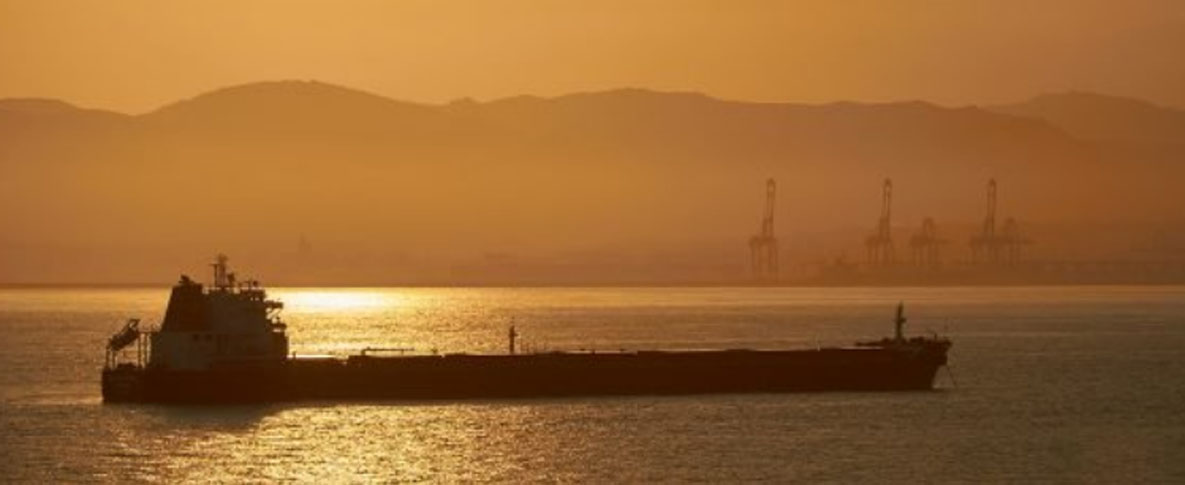 Por terminales saturadas, Pemex renta 70 barcos para almacenar combustibl
