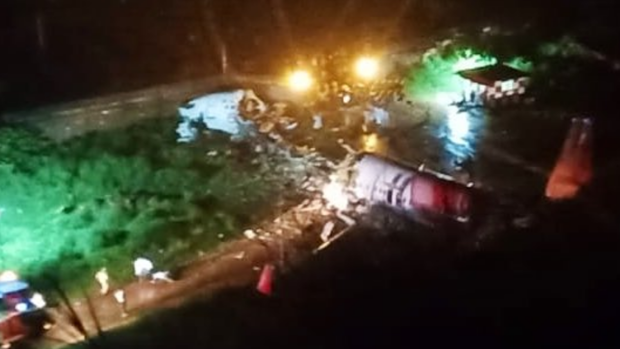 Fuselaje de avión en India se parte en dos durante aterrizaje; reportan muertos y heridos