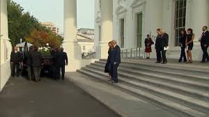 Trump celebra el funeral por su hermano Robert en la Casa Blanca