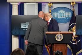 Presidente Trump termina abruptamente conferencia tras instrucción del Servicio Secreto por tiroteo