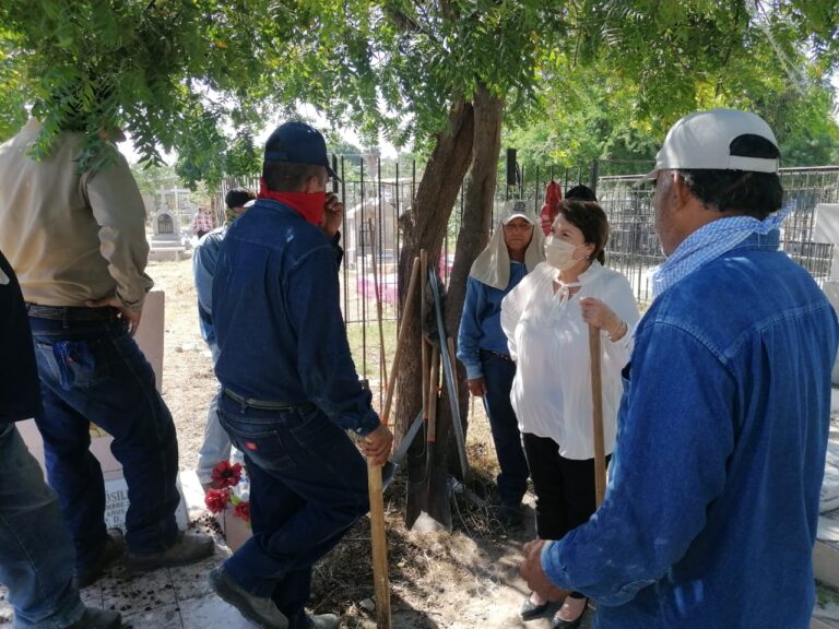 Sindicatura supervisa limpieza y terrenos de panteones de Navojoa Sindicatura supervisa limpieza y terrenos de panteones de Navojoa