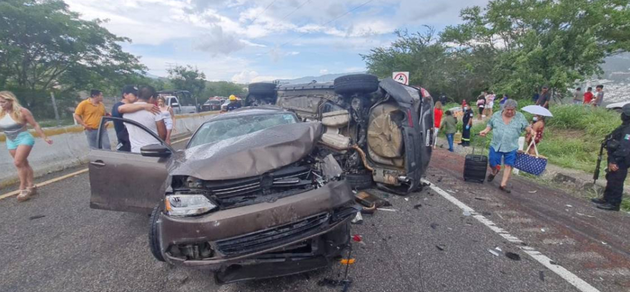 Carambola en la Autopista del Sol: tráiler embiste autos y deja al menos 10 heridos