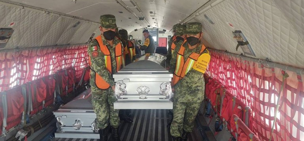 Llega a México tercer vuelo con cuerpos de migrantes que murieron en tráiler en Texas