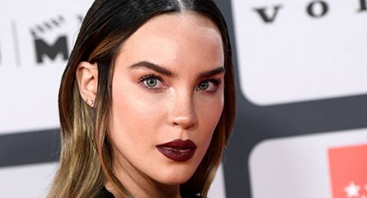 Belinda tatúa a fan en concierto y lanza indirecta a exnovios; «aunque te lo borres ahí va a estar»