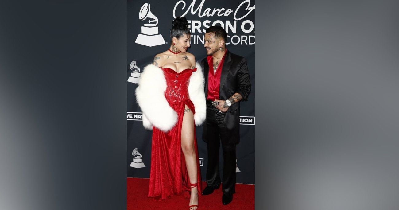 De la mano y presumiendo tatuajes, Christian Nodal y Cazzu posan juntos en su primera alfombra roja