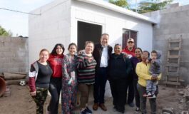 Visita Toño Astiazarán a familia beneficiada con nuevo cuarto adicional