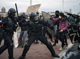 Miles de franceses protestan contra un Macron inflexible con su reforma