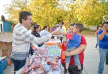 Festeja alcalde Jorge Elías a infantes de La Laguna, Tesia por el Día del Niño