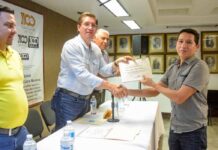 Premian a ganadores de diseño de logo del centenario