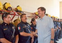 Dota el alcalde Elias Retes de uniformes nuevos a bomberos