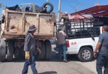 Cooperan navojoenses sacando sus cacharros