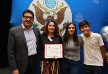 Entregan Alcalde y Cónsul Biedebach certificaciones a emprendedores