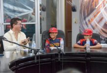 Apoya Elías Retes a niños beisbolistas para viaje a torneo nacional