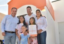 Entrega Toño Astiazarán cinco viviendas a familias Con Hogar CRECES