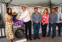 Recibe Luz Aidé centro de lavado por pago puntual con OOMAPASN