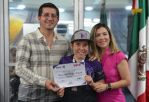 Jorge Elías y Luz Argel Gaxiola reconocen a los campeones Bravos