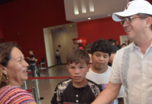 Alcalde de Navojoa invita a niños al cine