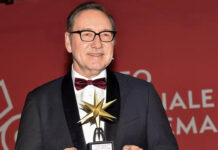 Kevin es un depredador sexual, dice víctima del actor ante tribunal de Reino Unido