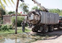 Limpian calles anegadas con agua residuales en San Ignacio
