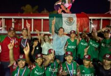 Reciben Alcalde y Presidenta de DIF a niños beisbolistas
