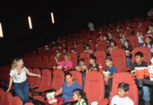 DISFRUTAN DEL CINE NIÑOS Y NIÑAS DE LA COMISARÍA DE TESIA