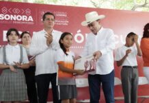 Estudiantes de primaria reciben útiles escolares
