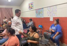 Padres de familia y alcalde acuerdan trabajar en conjunto para solucionar rezagos en dos escuelas
