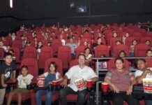 Convive Alcalde con niños invitados al Cine