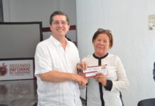 Reciben Adultos Mayores sus tarjetas del bienestar
