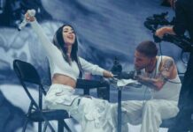Nicki Nicole se tatúa durante concierto ¡y sin dejar de cantar!
