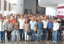 Reciben adultos mayores sus tarjetas del bienestar