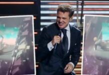 Luis Miguel sufre caída durante concierto en la Arena Ciudad de México y siguió cantando desde el piso