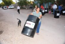Dotan de tambos para la basura a familias de la colonia 23 de abril