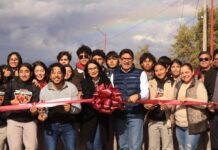 Entregan modernas banquetas para llegar a Cobach y Unison