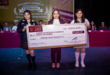El Ayuntamiento de Guaymas reconoce a estudiantes de excelencia académica de nivel secundaria