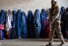 Mujeres afganas temen salir solas por decretos del Talibán: ONU
