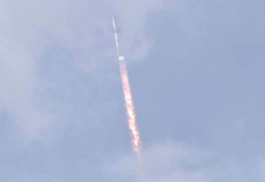 El enorme cohete Starship de SpaceX despega con éxito pero se “pierde” cuando regresaba