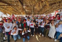Se reúne Beto Vázquez con vecinos de Las Bocas y el Puerto de Yavaros.