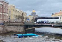 Varios muertos al caer un autobús desde un puente en San Petersburgo