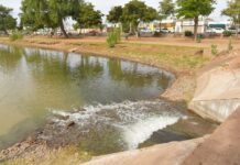 Realiza promotora inmobiliaria rellenado de agua en la laguna del náinari
