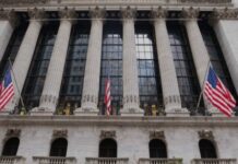 Wall Street opera mixto tras datos del PCE y veredicto contra Trump