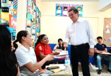 Vota Jorge Elías con su familia en Pueblo Viejo