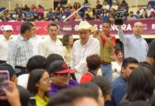 Participa Lamarque Cano en entrega de Becas a estudiantes universitarios