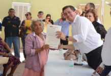 Preside Elías Retes entrega de titulos de propiedad a residentes de Santa María de Buáraje