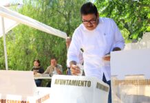 Juan Francisco Gim Nogales ejerce su derecho al voto acompañado de su familia