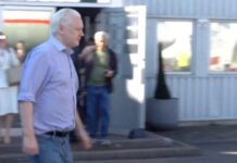 Julian Assange, el mayor revelador de archivos secretos de EU, queda en libertad