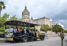 Visitan Pueblo Mágico de Álamos abuelas y abuelos de INAPAM