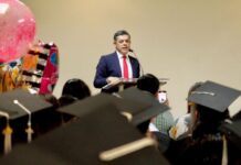 El ‘Beto’ Vázquez, funge como padrino de 135 alumnos egresados del CETMAR 22 de Yavaros